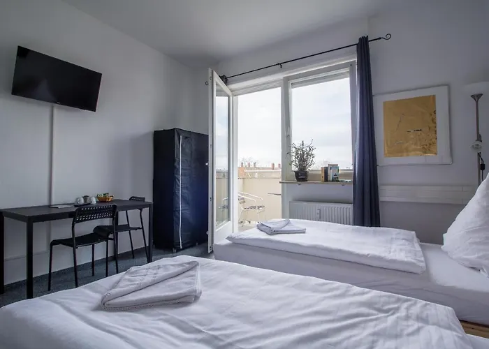 Private Near Station בית אירוח