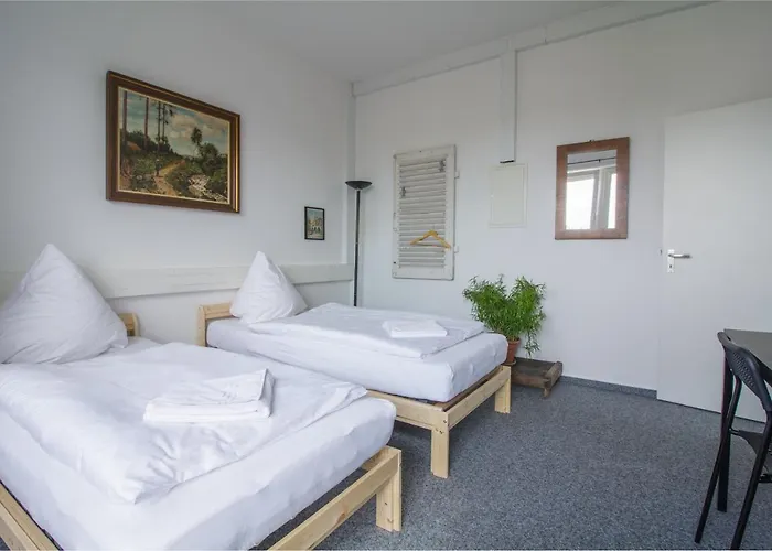 Private Near Station בית אירוח